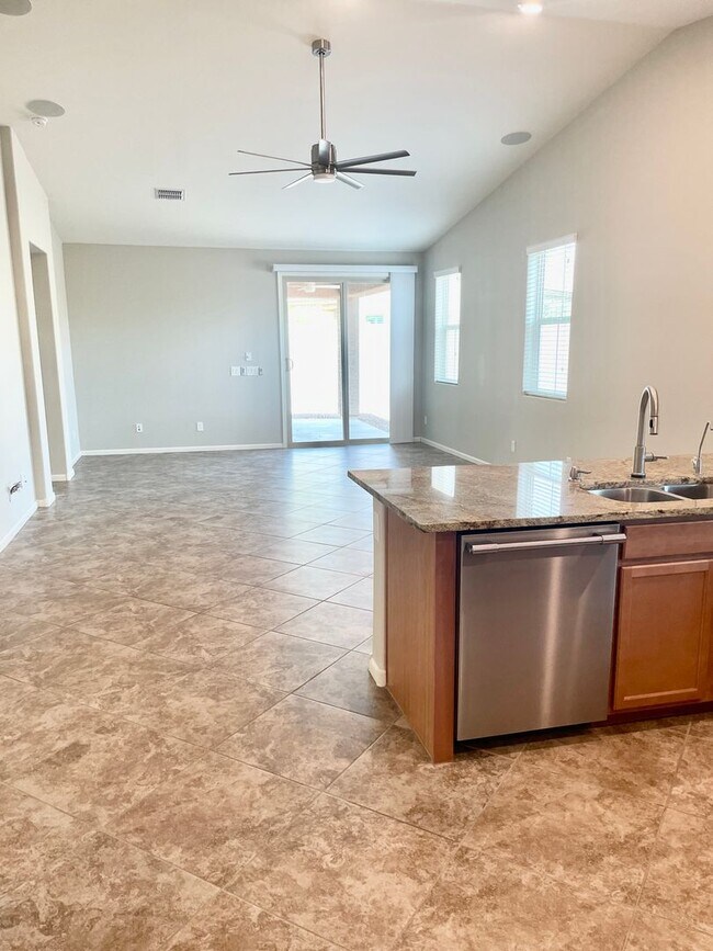 Building Photo - 5 Bedroom/3 Bath Home in Chandler!