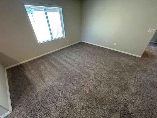 Building Photo - Gorgeous two-story home with 5 bedrooms and 3 bathrooms in a gated community