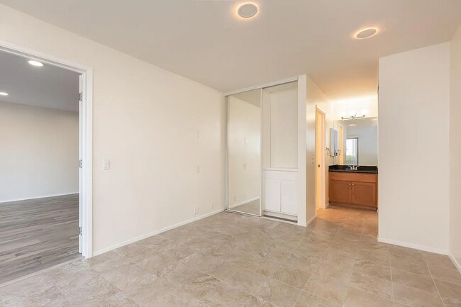 Building Photo - Dual-Master Condo Near the Beach w/ Firewo...