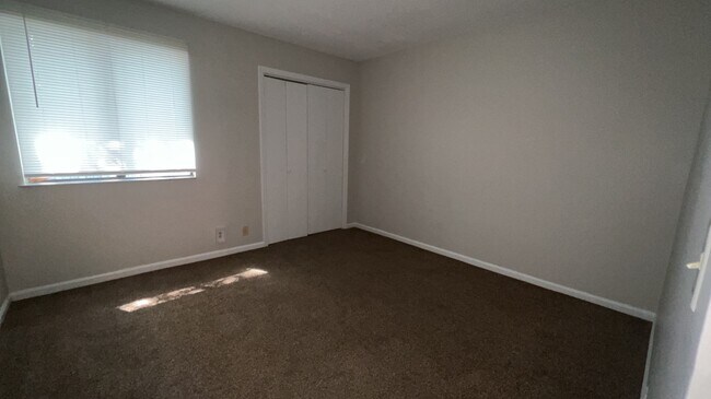 Building Photo - 910 Brett Dr