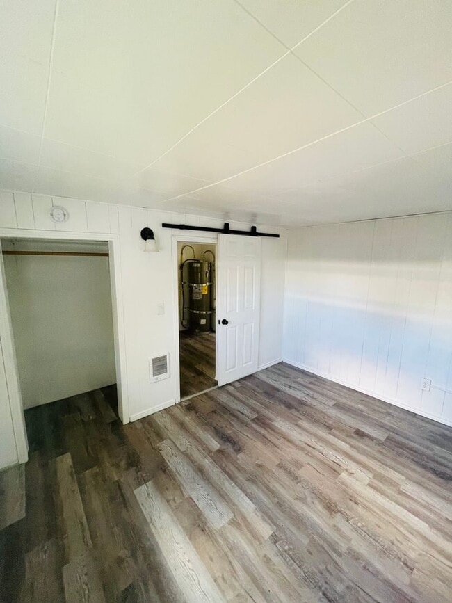 Building Photo - Cozy 2bdrm 1 bath house with yard and exte...