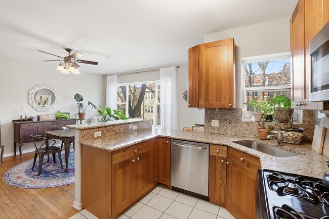 Building Photo - 7657 N Greenview Ave