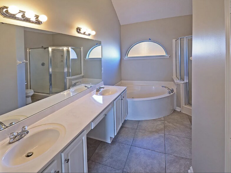 Building Photo - 4593 Tulip Run Dr