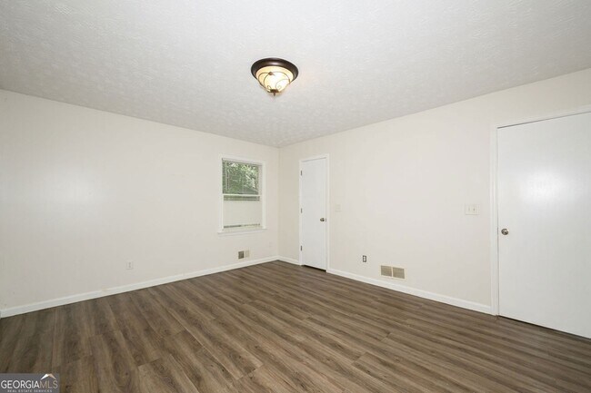 Building Photo - 2100 Whitebluff Way