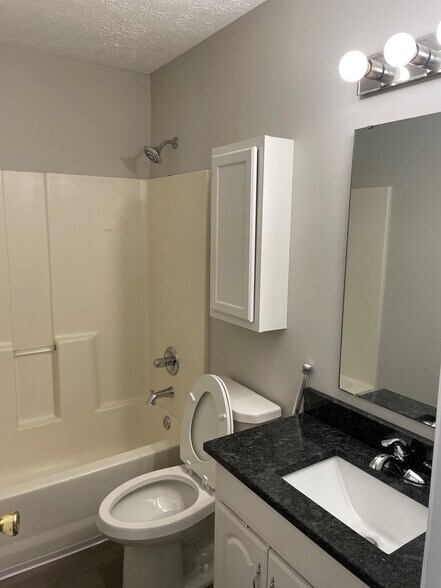 Building Photo - 10750 N Park Ave