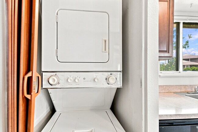 Building Photo - $1,445.95, 2 bed, 1 bath located in Denver with Central AC