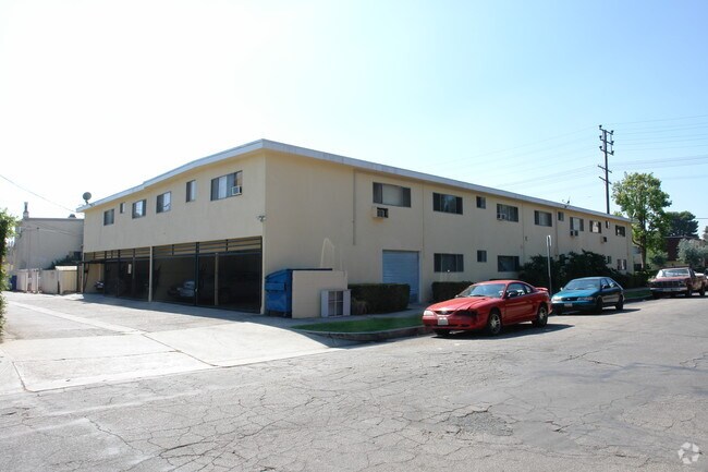 Building Photo - 5860 Hazeltine Ave
