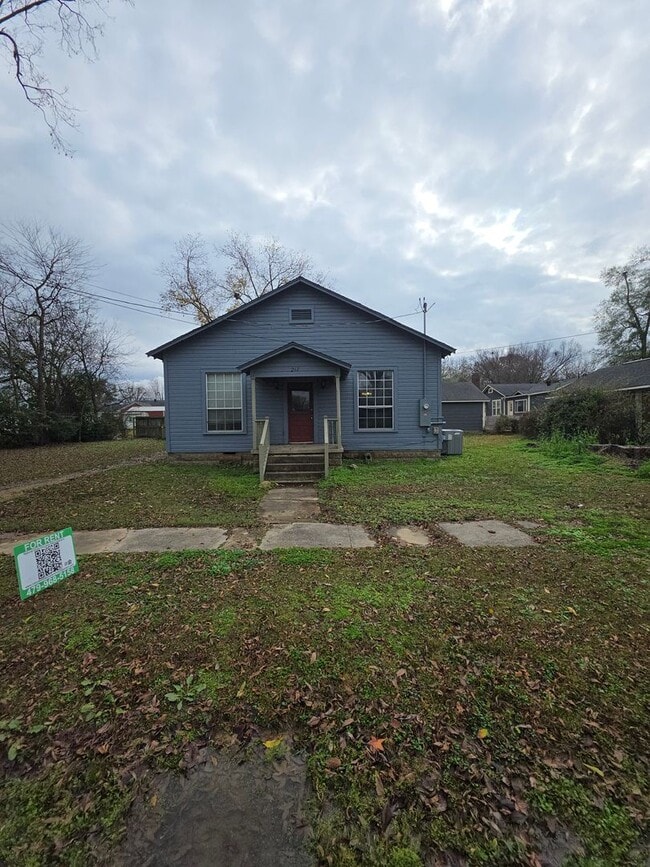 Primary Photo - 217 W 7th St