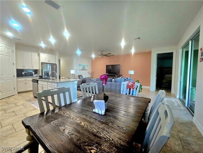Building Photo - 3401 Acapulco Cir