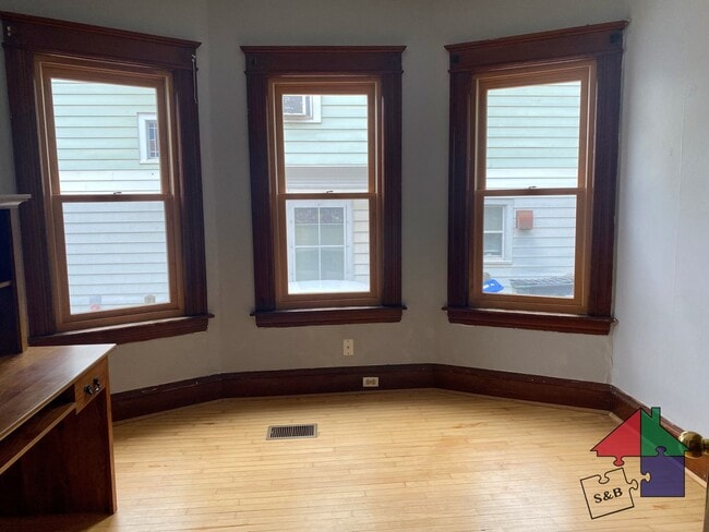 Building Photo - Spacious 8 Bedroom, 3 Bathroom Home for Re...