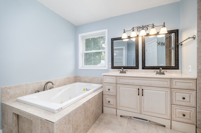 Whirlpool tub with double sinks - 1099 North Ave