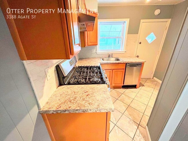 Building Photo - Lovely 2BR/1BA Port Richmond Home with Pri...