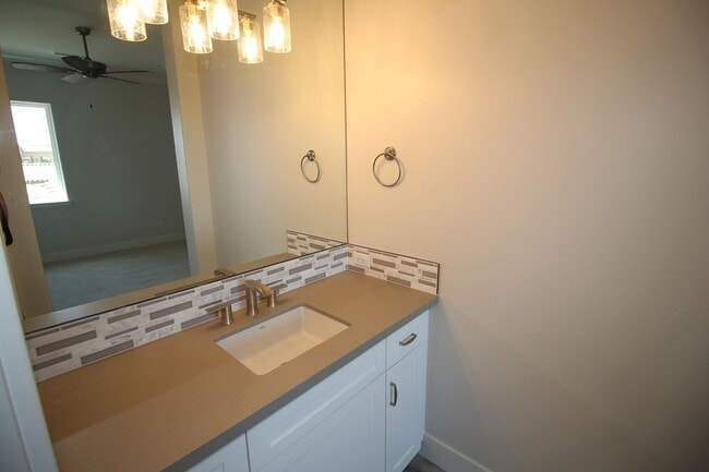 Building Photo - 2104 E Las Palmas Dr