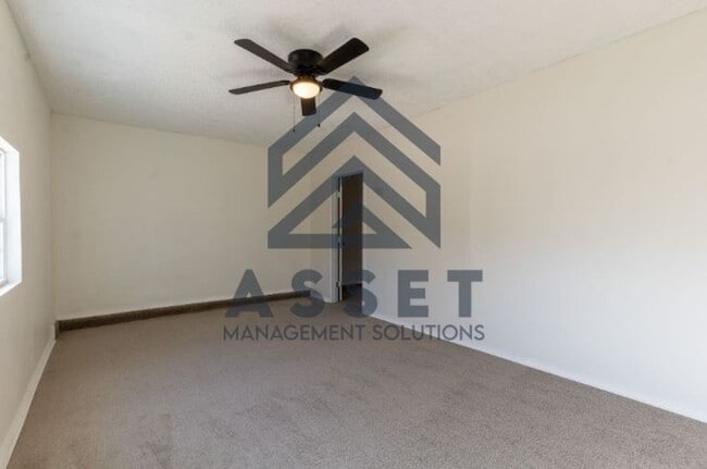 Building Photo - 5 Bedroom House Available Now