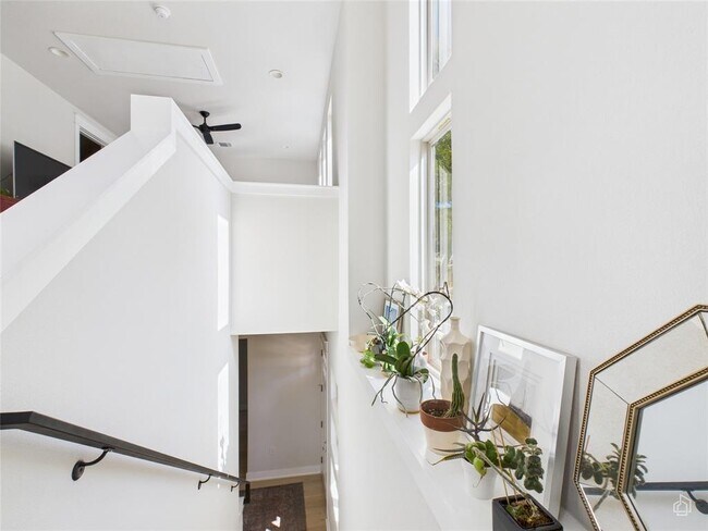 Building Photo - 3002 Sunridge Dr