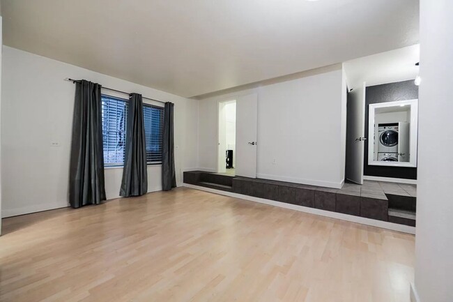 Building Photo - Spacious Pet-Friendly Condo with Parking!