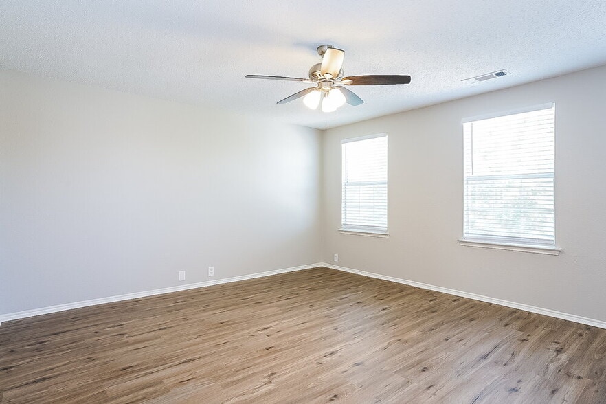 Building Photo - 1605 Columbia Dr
