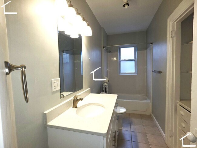 Building Photo - No Brokers Fee, Washington Sq. Area, Heat, Hot Water Included, Lage Bedrooms, Eat-in Kitchen, Lau...