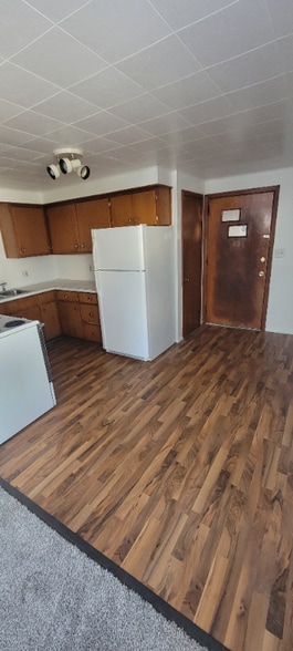 Primary Photo - 867 W 5th St