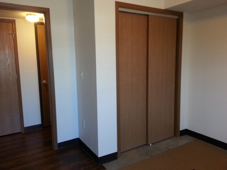 Building Photo - 943 S Gilbert St