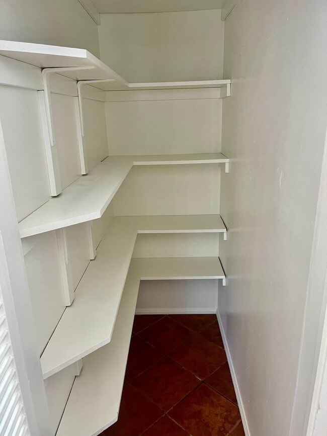 Building Photo - Bright 1.5 bed / 1 bath upstairs apartment...