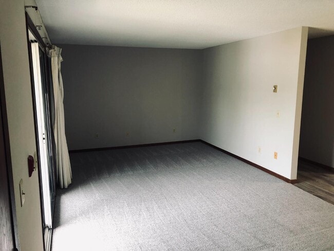 Building Photo - 469 Gibbs St S