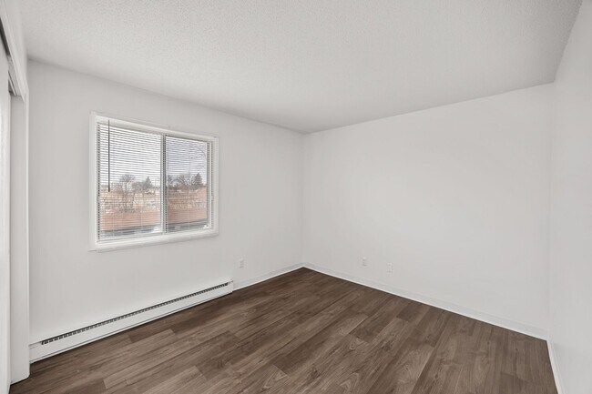 Building Photo - Classic Large One Bedroom