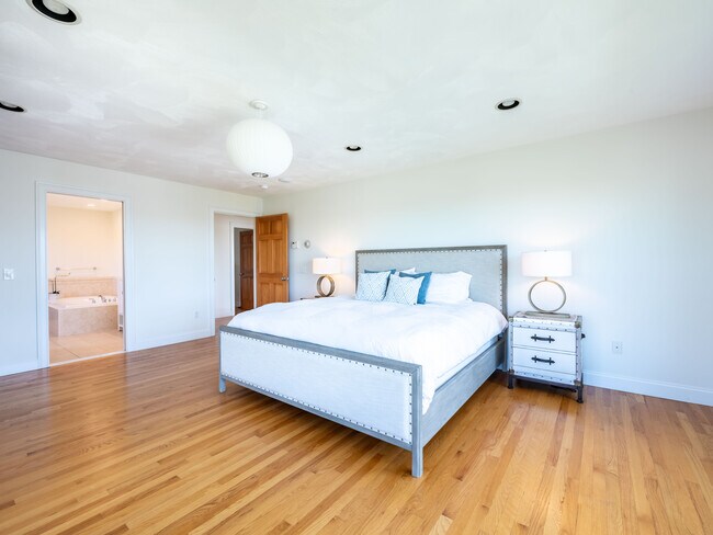 Building Photo - 573 Wolcott Ave