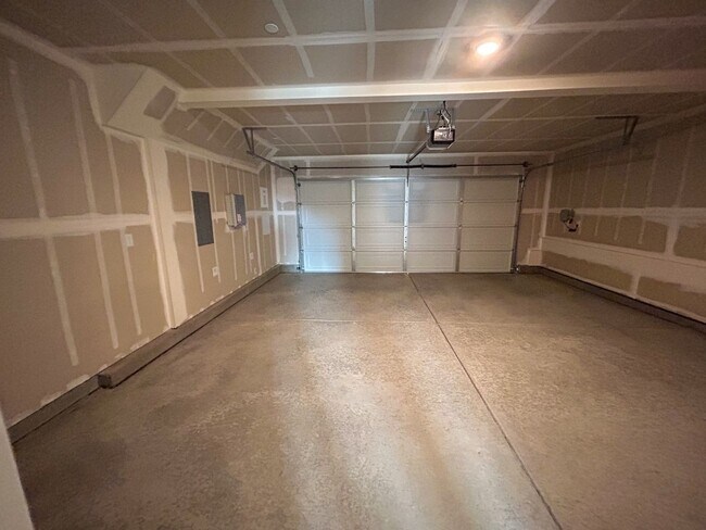 Building Photo - $1000 MOVE IN SPECIAL OFF FIRST MONTHS RENT.