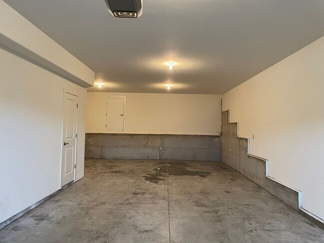 Building Photo - LUXURY 4 BD TOWNHOME! GATED PARKER VILLAGE...