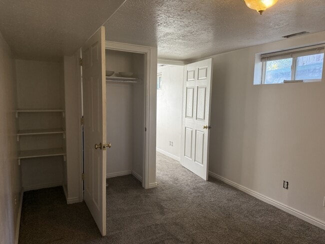 Building Photo - 219 Country Club Dr