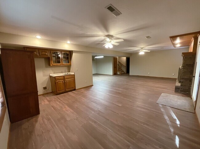 Building Photo - LEASING
