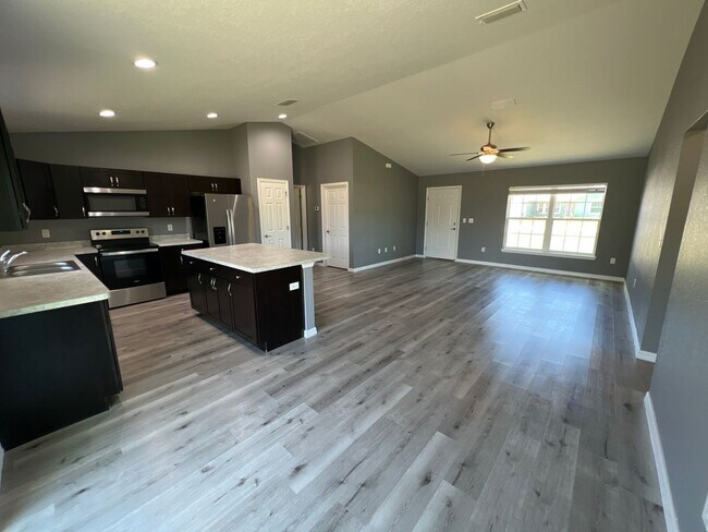 Building Photo - Custom Home - Desirable SE Ocala Neighborhood 3/2/2 **Won't Last**