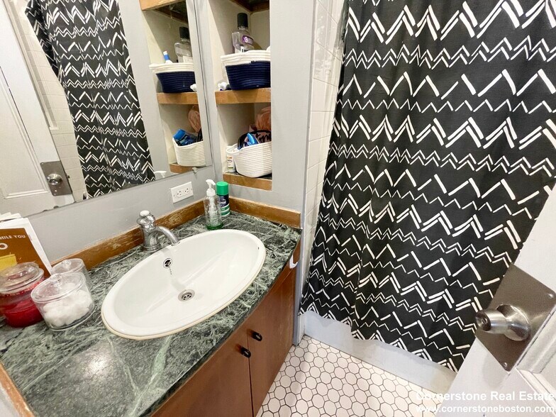 Building Photo - 18 Sunset St