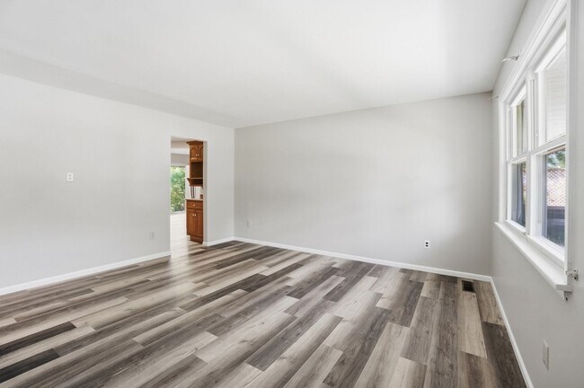 Building Photo - Three Bedroom Home with Great Outdoor Entertainment Space!