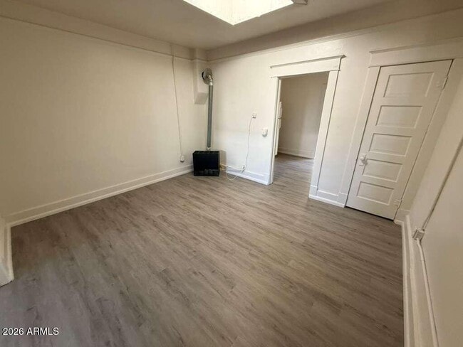 Building Photo - 647 E 8th St