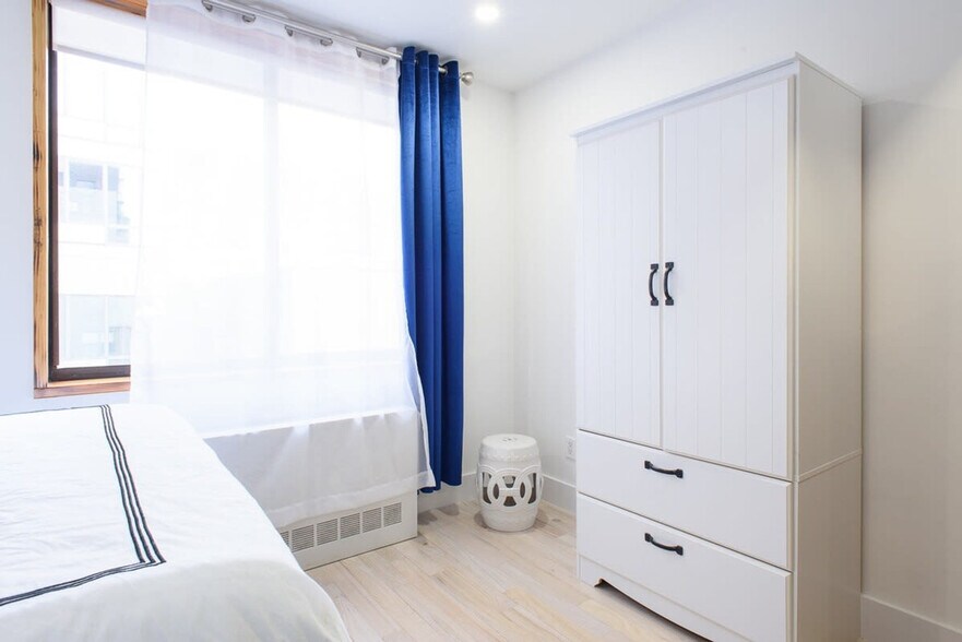 Building Photo - 244 E 75th St