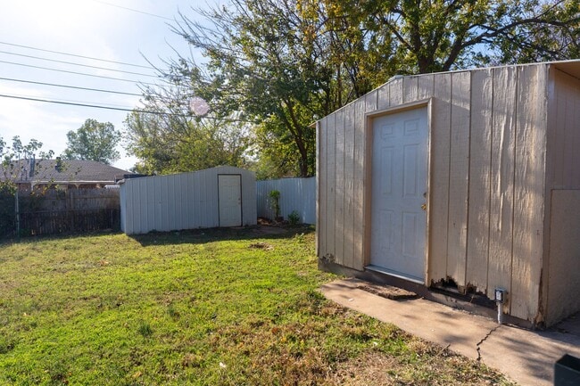 Building Photo - Cute 4 bedroom House