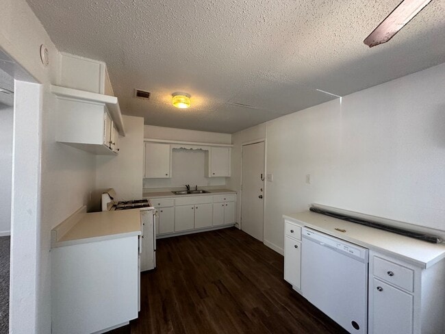 Building Photo - Available Now! MOVE IN SPECIAL!!