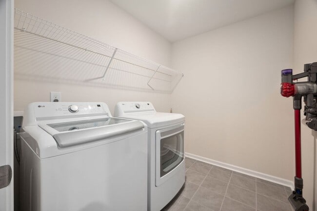 Building Photo - Stunning 3BD, 2.5BA End-Unit Fuquay-Varina Townhome with a 2-Car Garage in a Prime Location Near ...