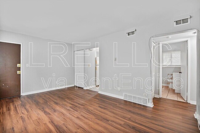 Building Photo - 2421 Lindsay Ave