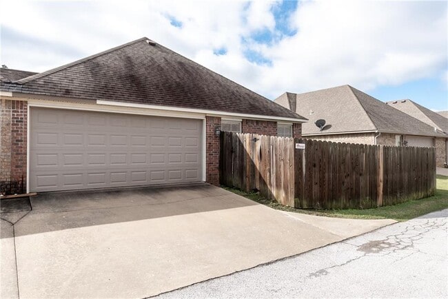 Building Photo - 3106 SW Hillstone Ave