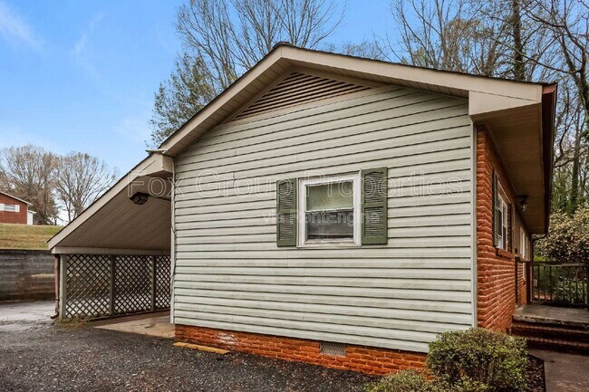 Building Photo - 1102 Woods Dr