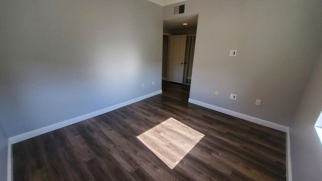 Building Photo - MOVE IN SPECIAL! 1/2 month rent free! West...