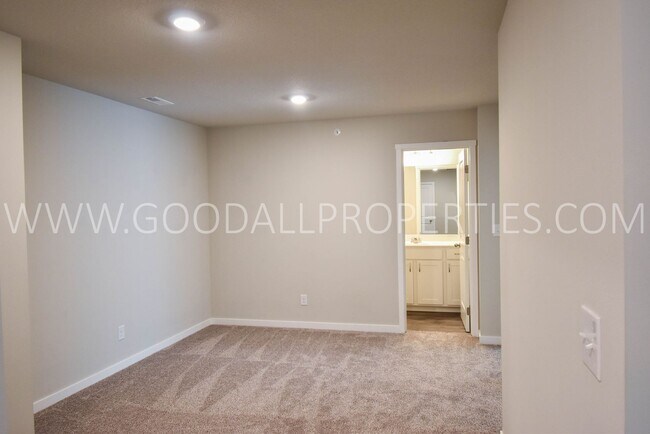 Building Photo - 3 Bedroom 2.5 Bath Townhome in Waukee.