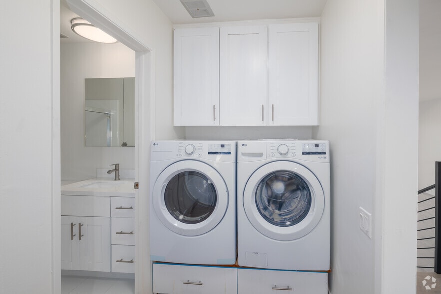 2BR, 2BA - 1,250SF - Laundry - Malibu Coastline Apartments