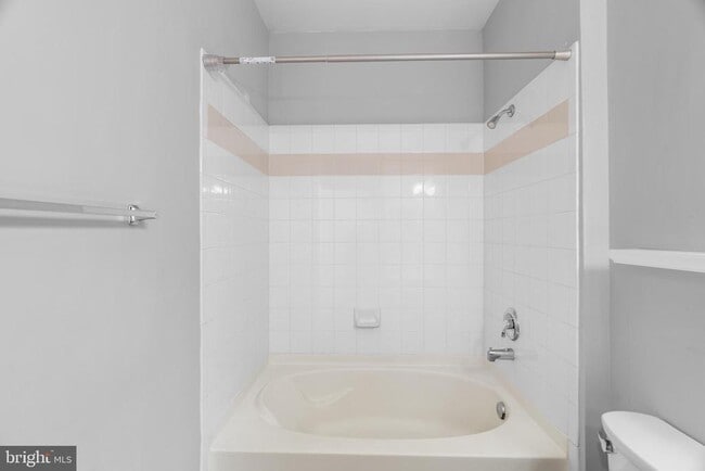 Building Photo - 4852 Eisenhower Ave