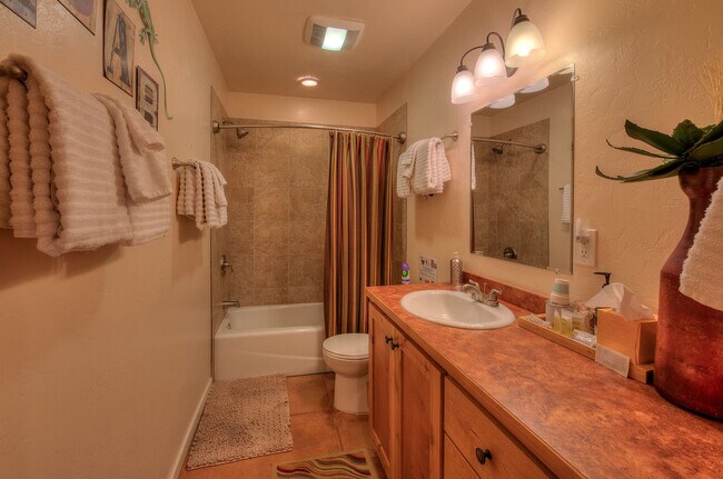 Building Photo - 3366 Oleander Ln