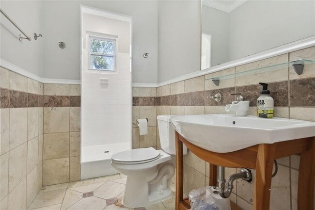 Building Photo - 653 Somerset Terrace NE