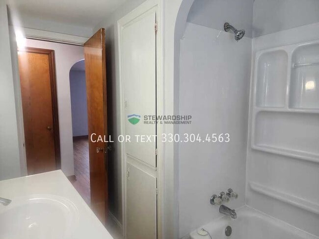 Building Photo - 1327 25th St NE